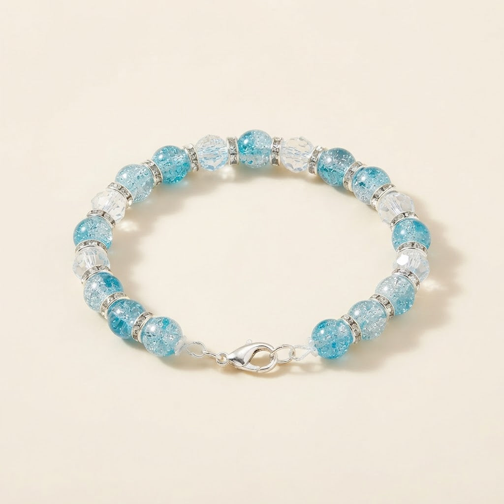 Bracelet bleu clair et cristal facetté sur fond studio