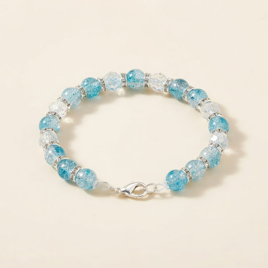 Bracelet bleu clair et cristal facetté sur fond studio