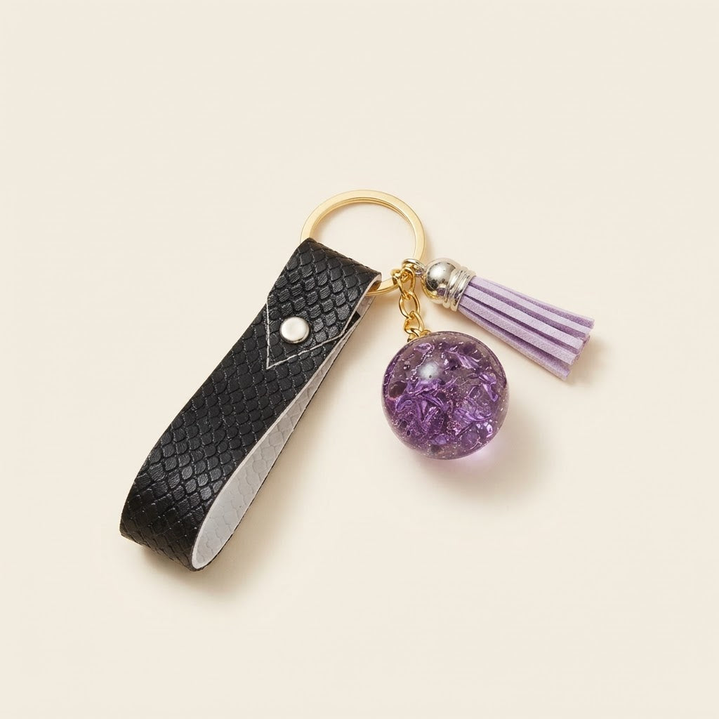 Porte-clés violet pailleté vue alternative sur fond studio