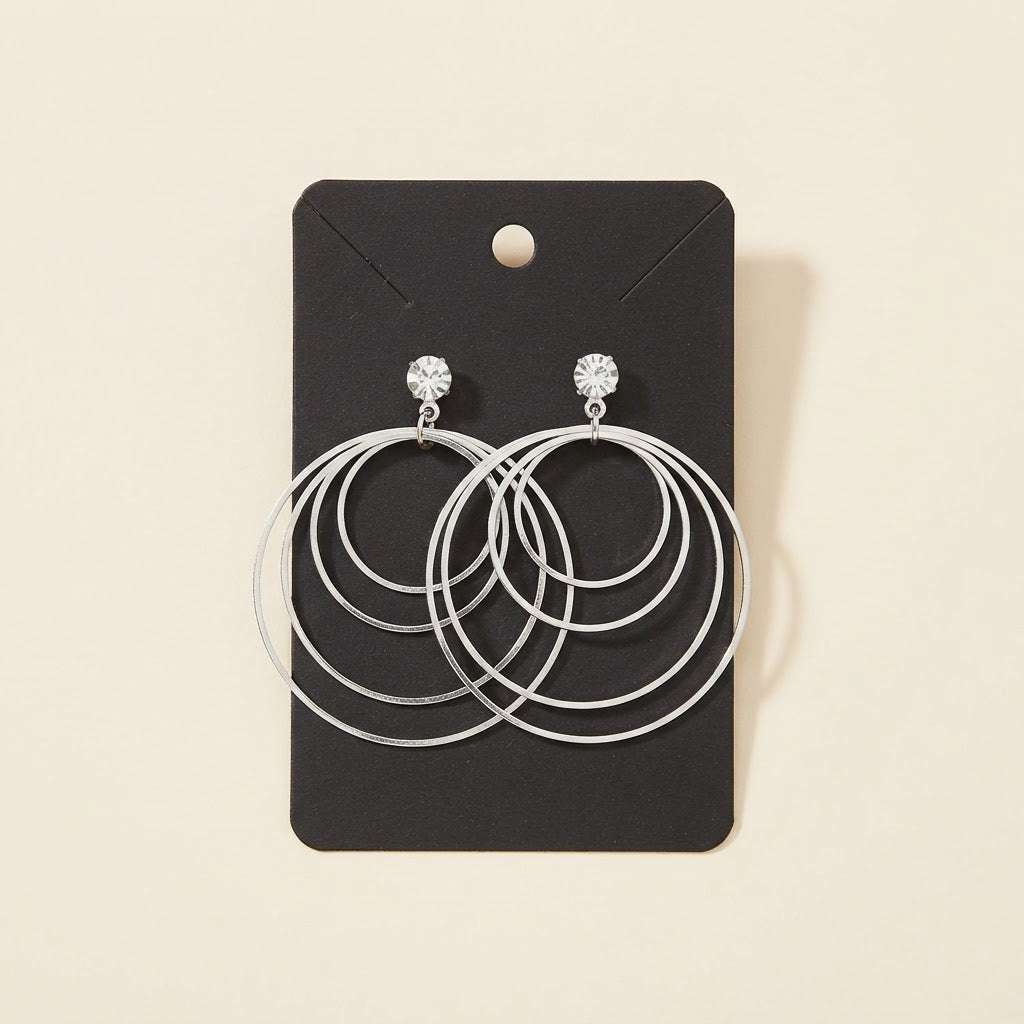 Boucles d’oreilles géométriques argentées, vue alternative sur fond studio