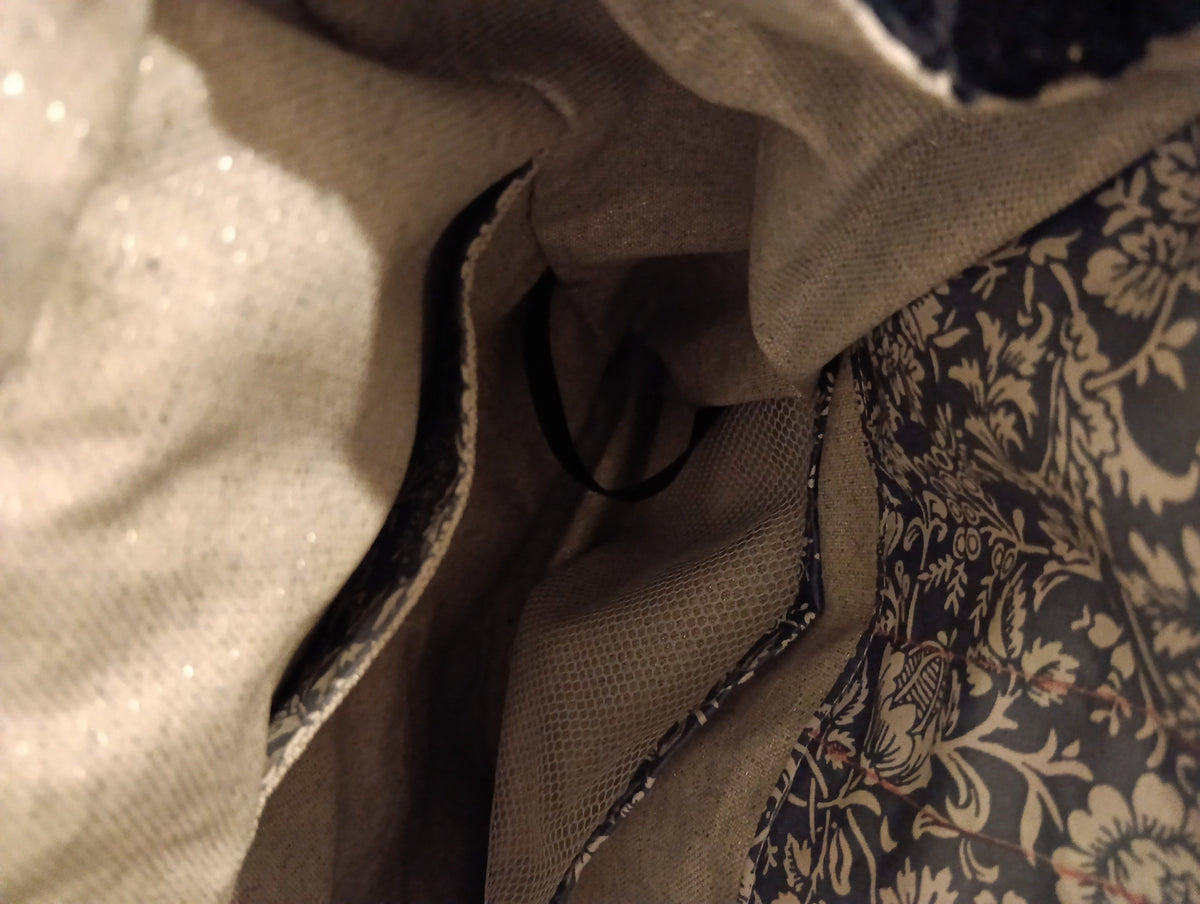 Sac Annabelle – vue de face, velours bleu marine et poche florale