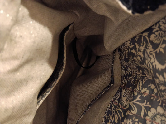 Sac Annabelle – vue de face, velours bleu marine et poche florale