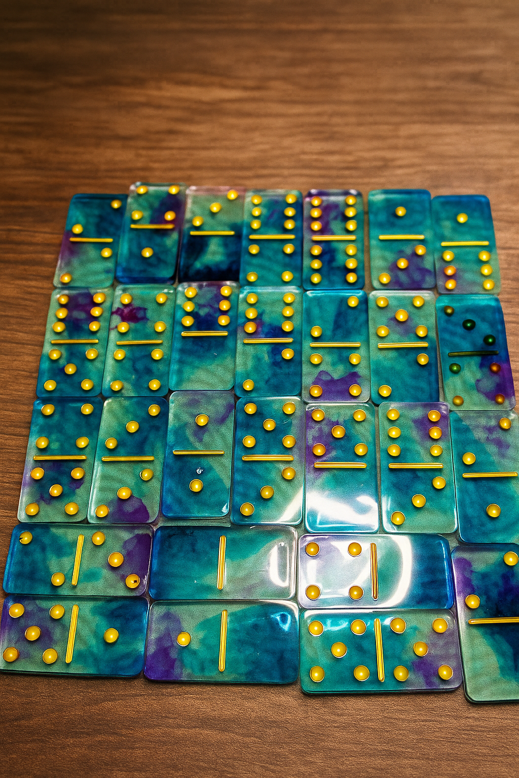 Jeu de dominos en résine époxy – Fait main & personnalisable
