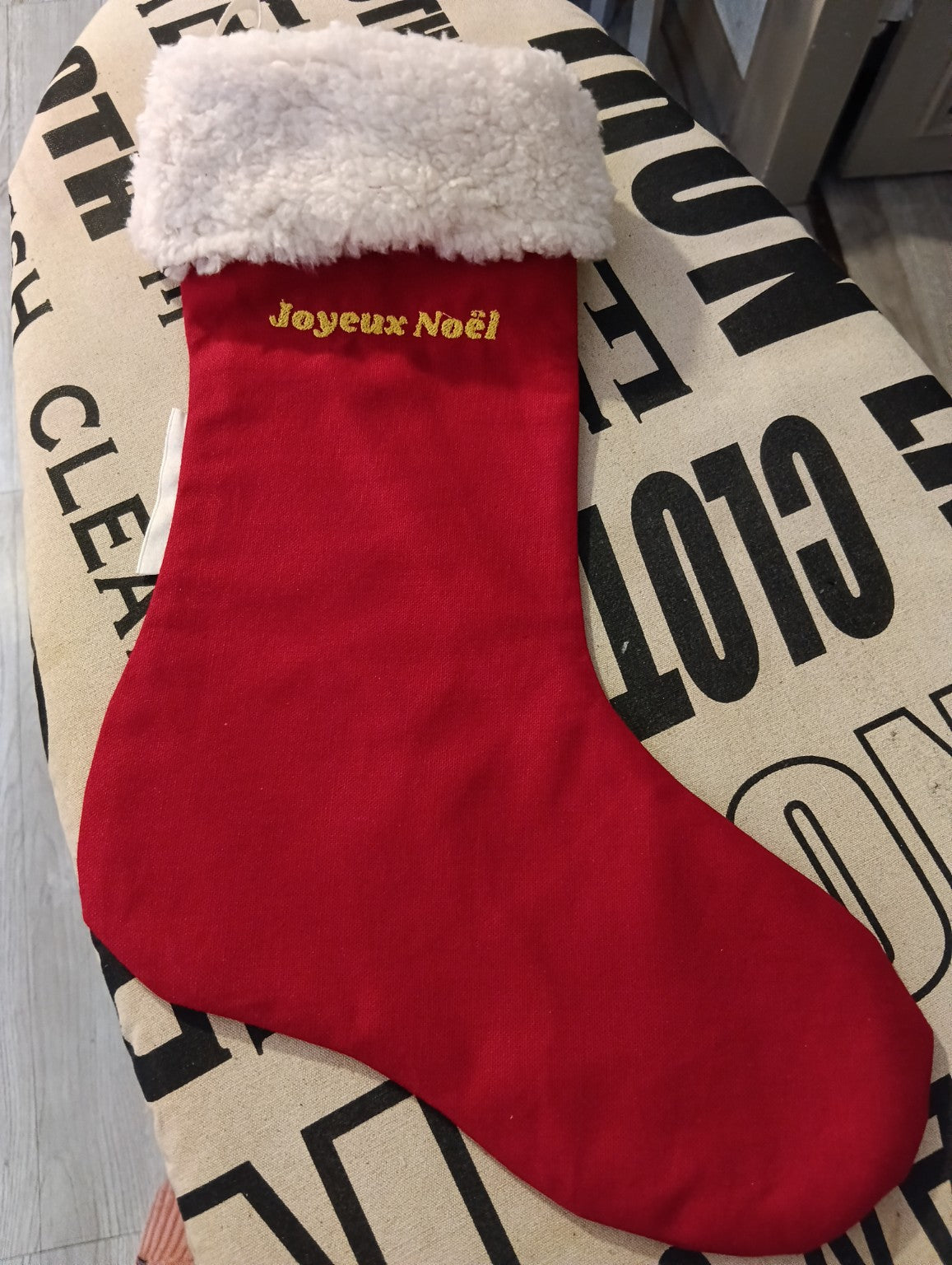 Chaussette de Noël faite main rouge et écrue – broderie personnalisable