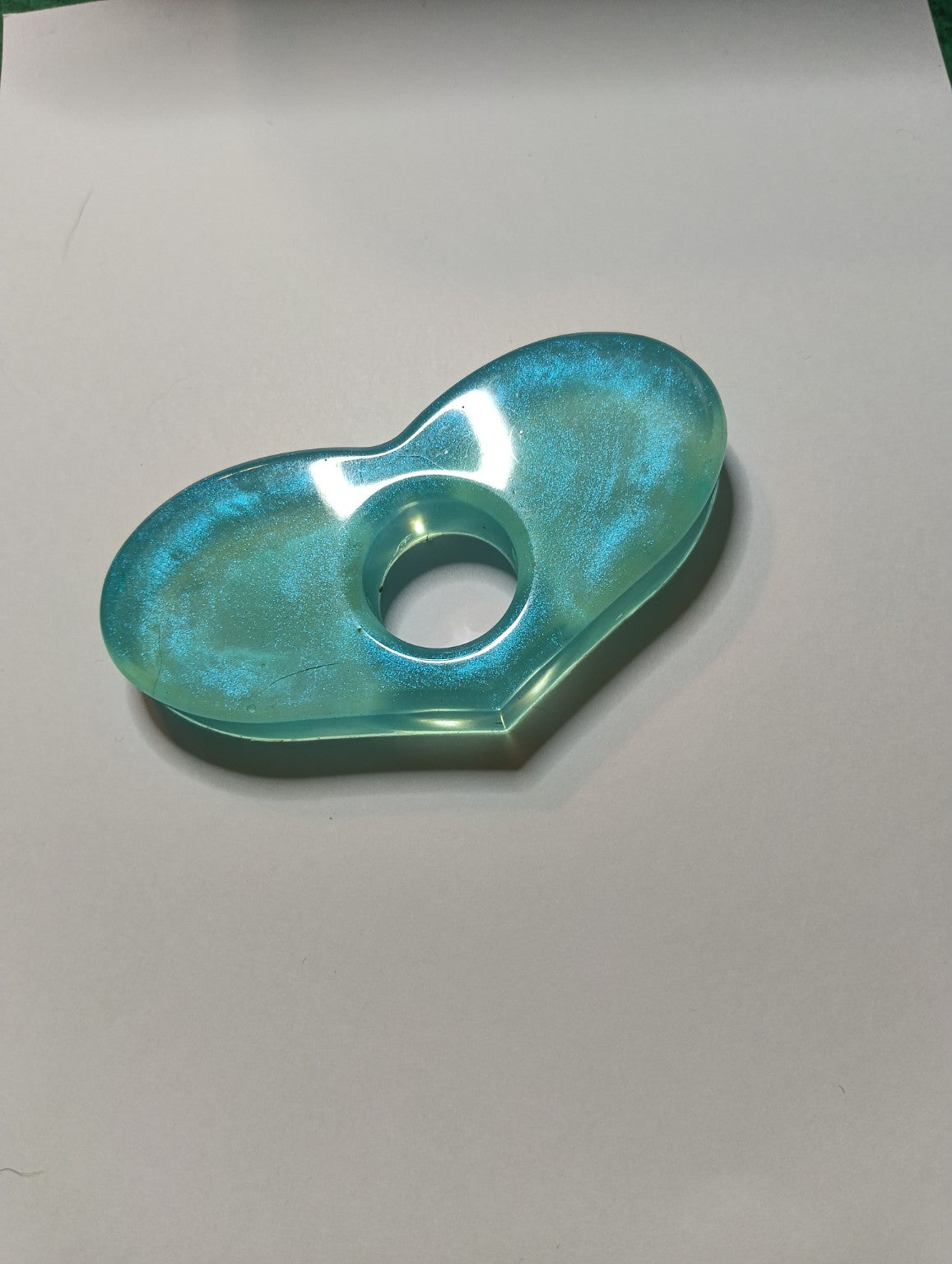 Bague de lecture artisanale turquoise en résine époxy, photo de la création originale