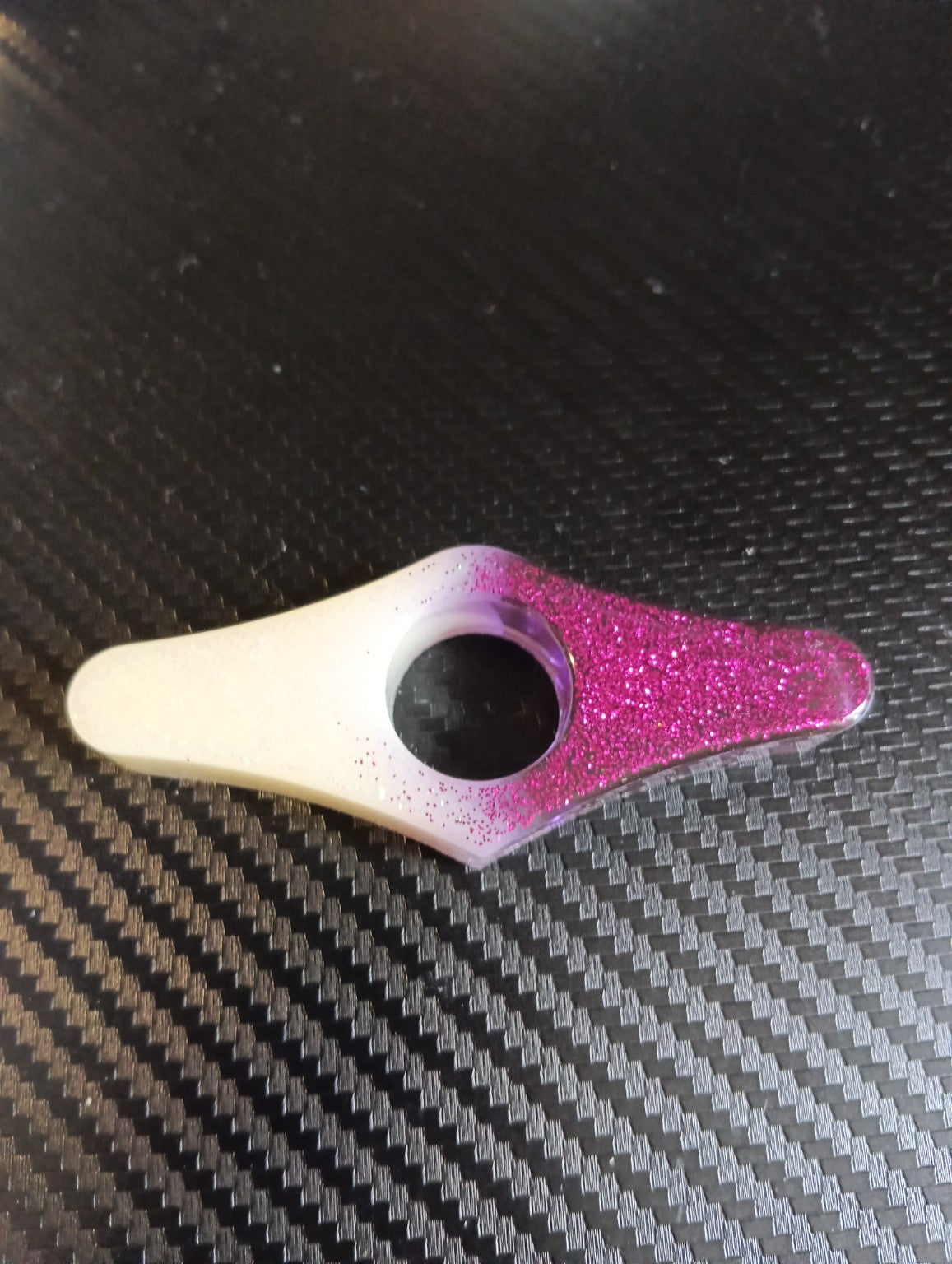 Modèle 03 - Aile blanche et rose pailletée - Bague de lecture artisanale en résine époxy