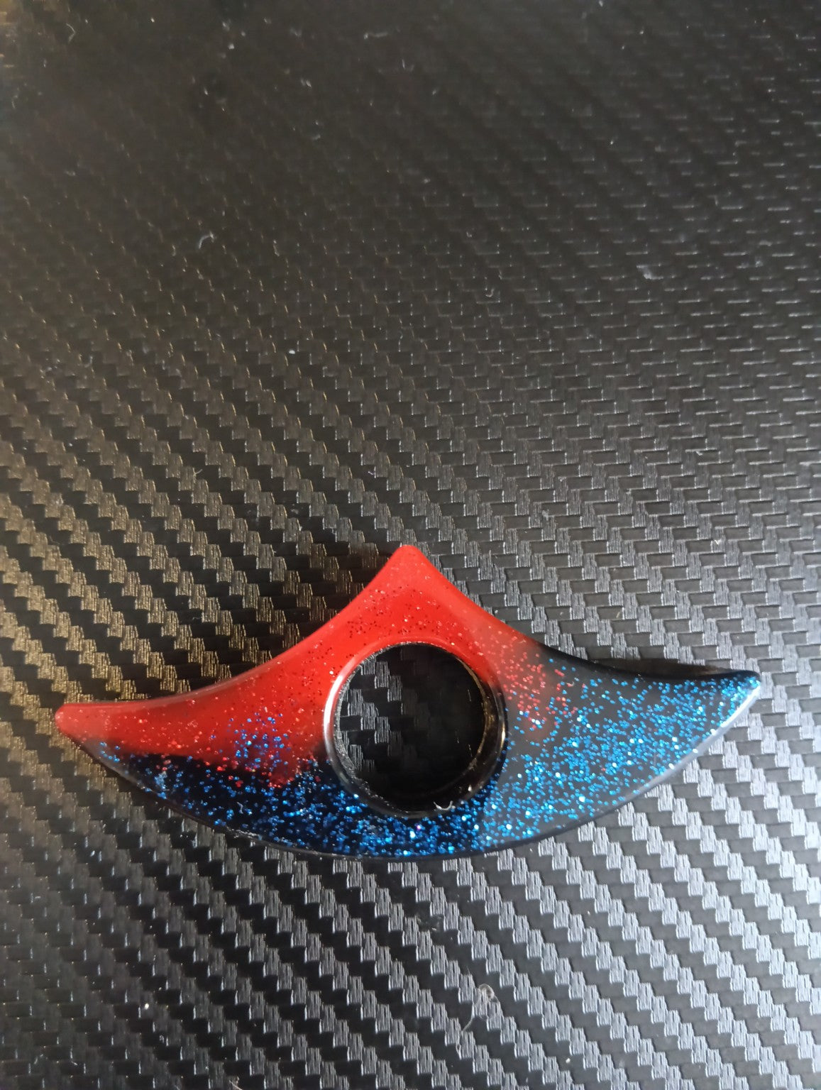 Modèle 06 - Aile rouge et bleu pailletée - Bague de lecture artisanale en résine époxy