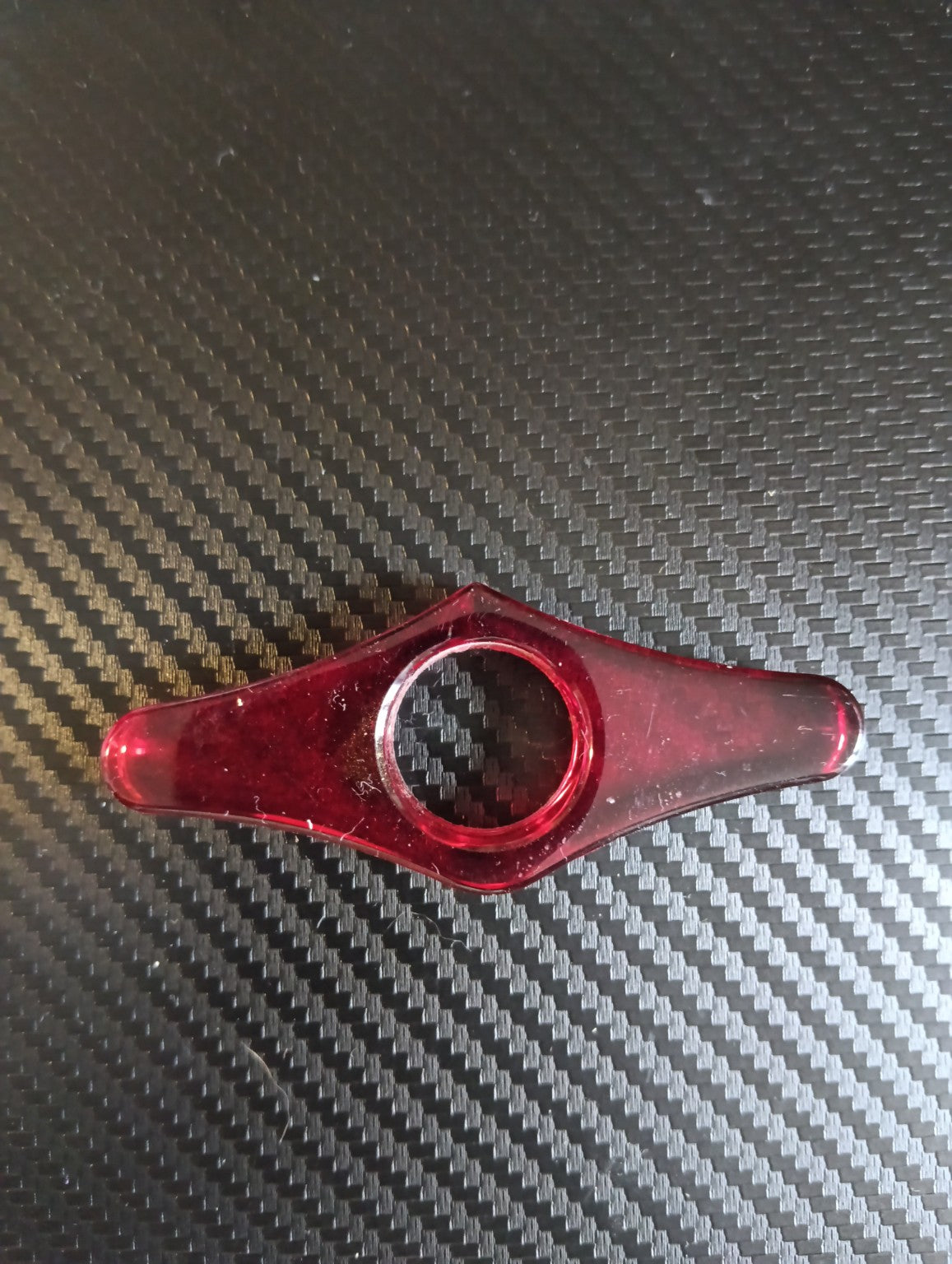 Modèle 08 - Aile rouge rubis translucide - Bague de lecture artisanale en résine époxy