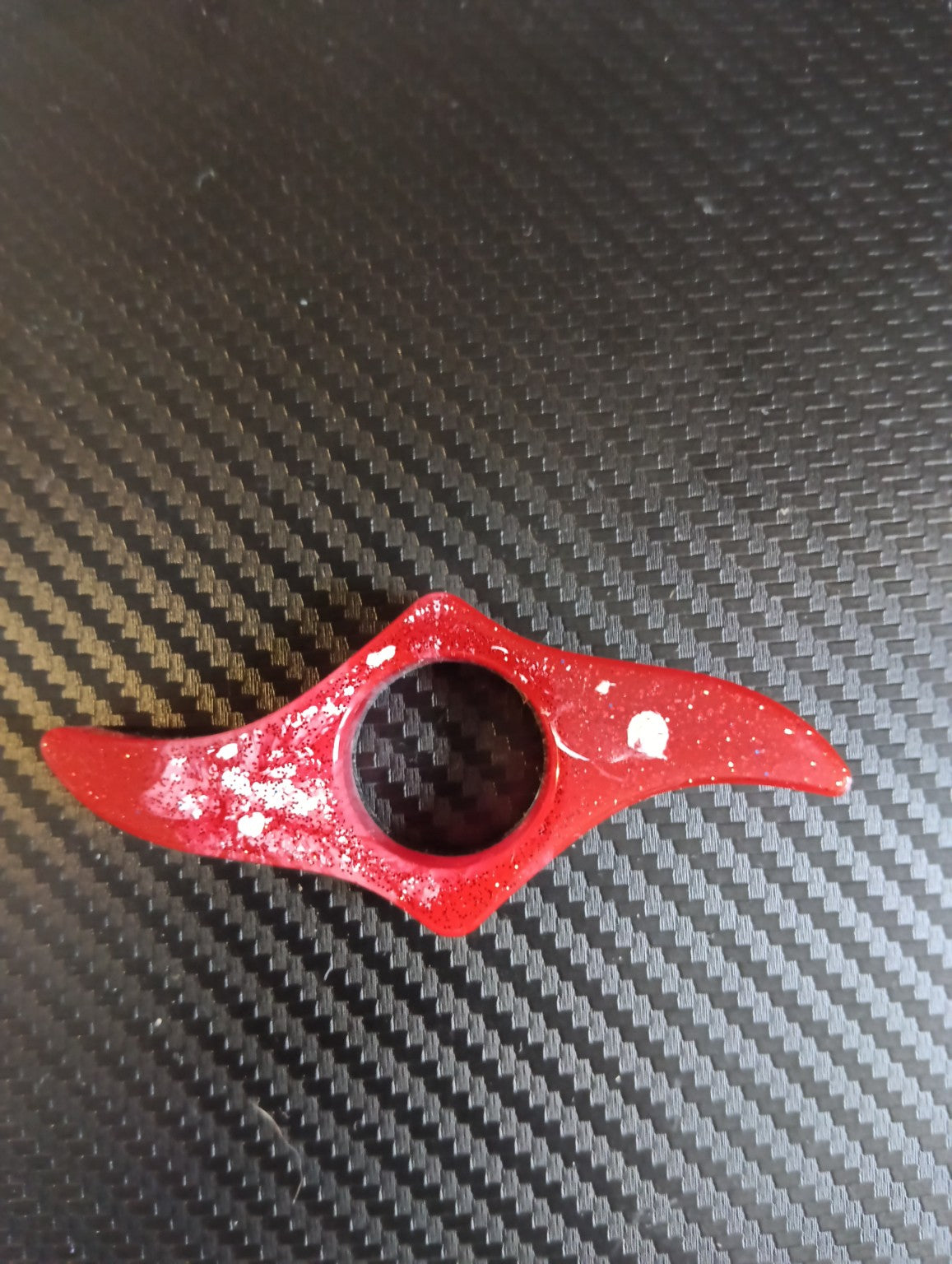 Modèle 10 - Aile rouge pailletée - Bague de lecture artisanale en résine époxy