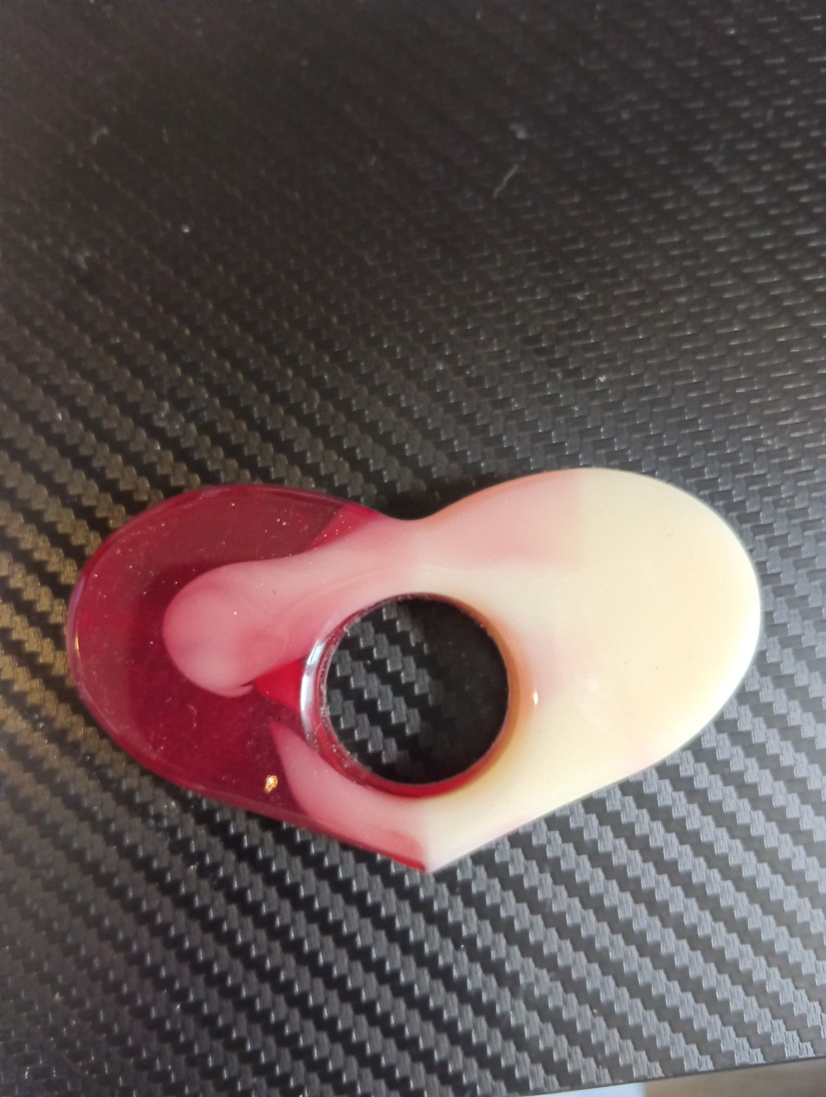 Modèle 14 - Cœur rouge et blanc marbré - Bague de lecture artisanale en résine époxy