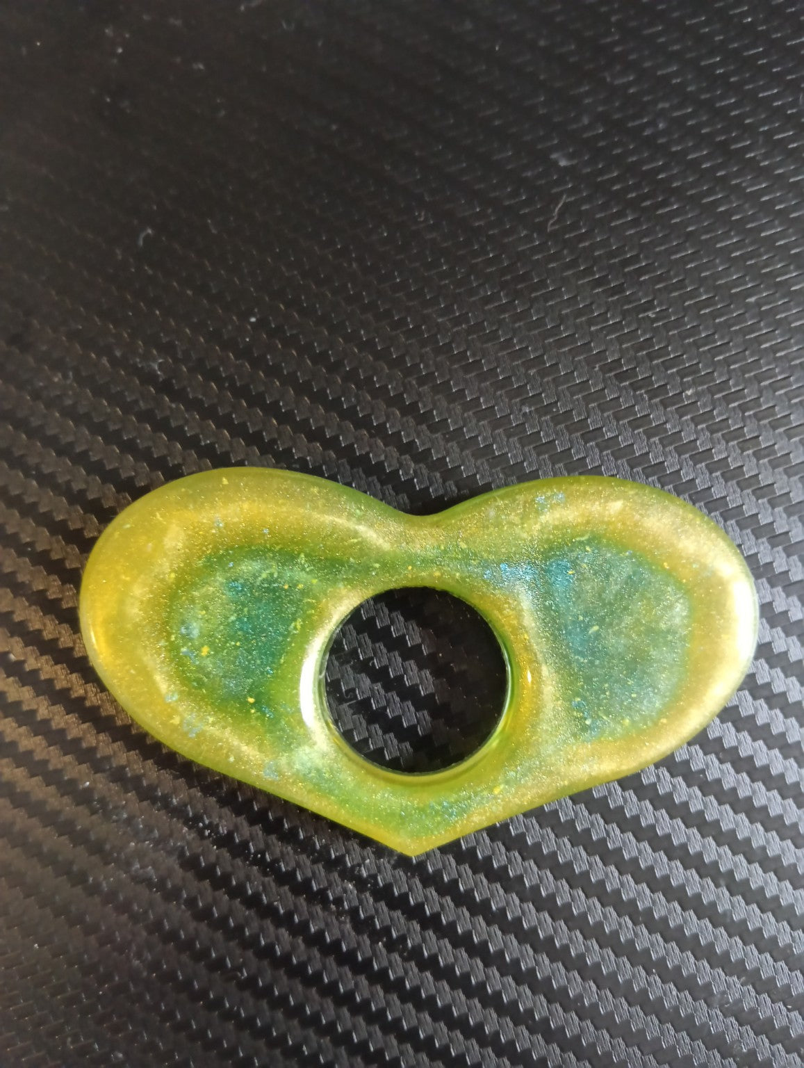 Modèle 15 - Cœur vert et jaune nacré - Bague de lecture artisanale en résine époxy