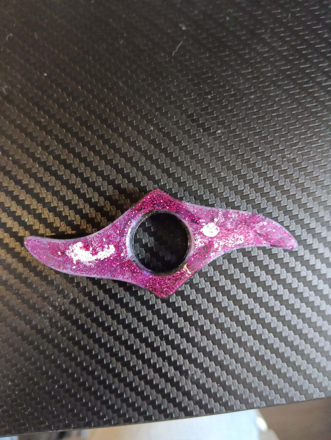 Modèle 16 - Aile rose fuchsia pailletée - Bague de lecture artisanale en résine époxy