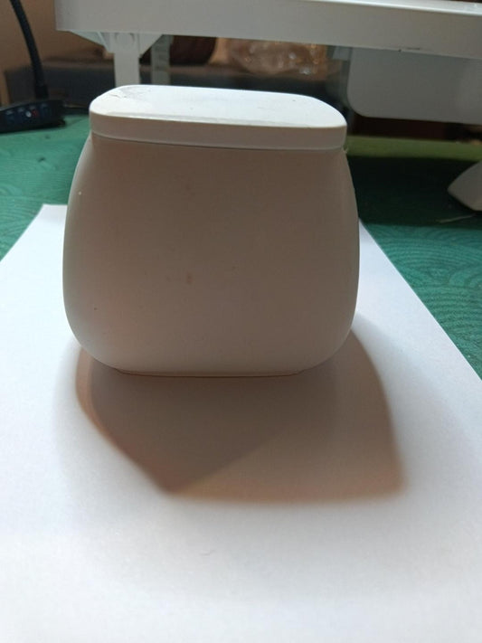 Boîte décorative en jesmonite blanche avec couvercle, vue de face