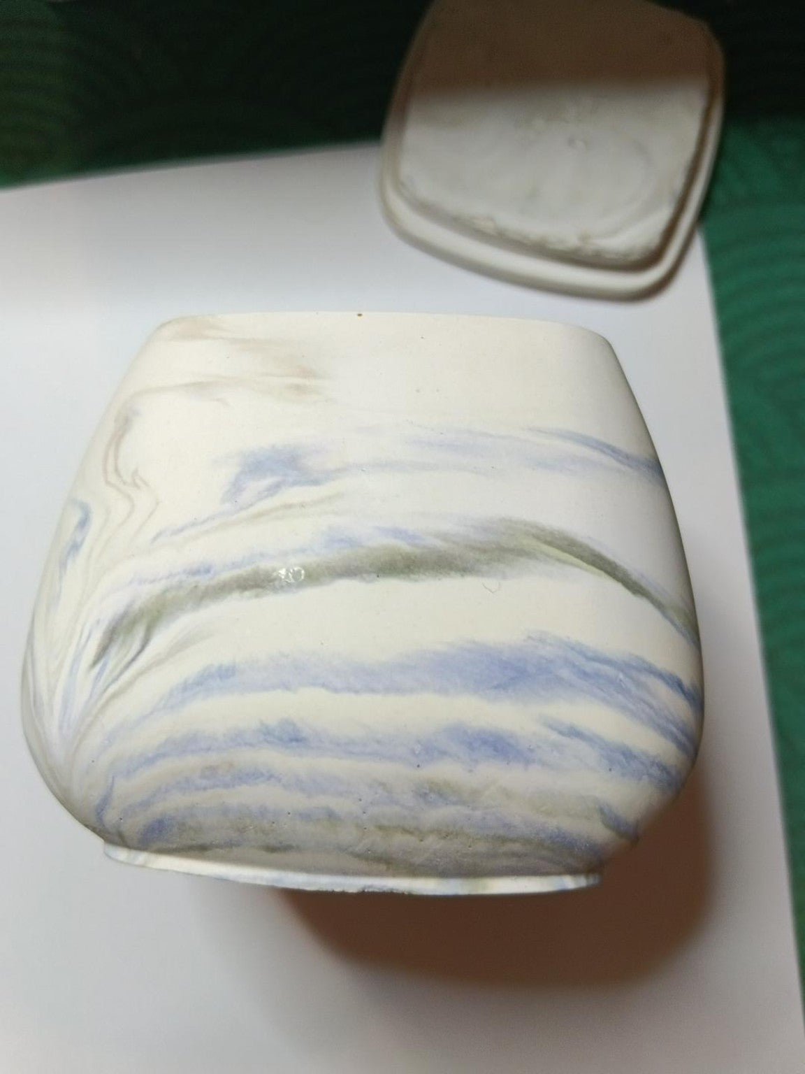 Détail de la boîte en jesmonite, marbrures bleu gris
