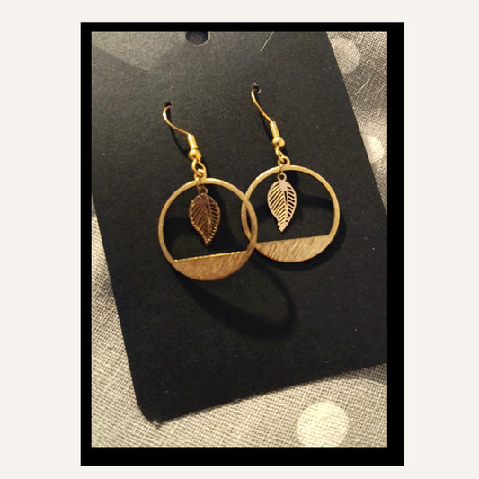 Boucles d’oreilles cercle doré avec feuille