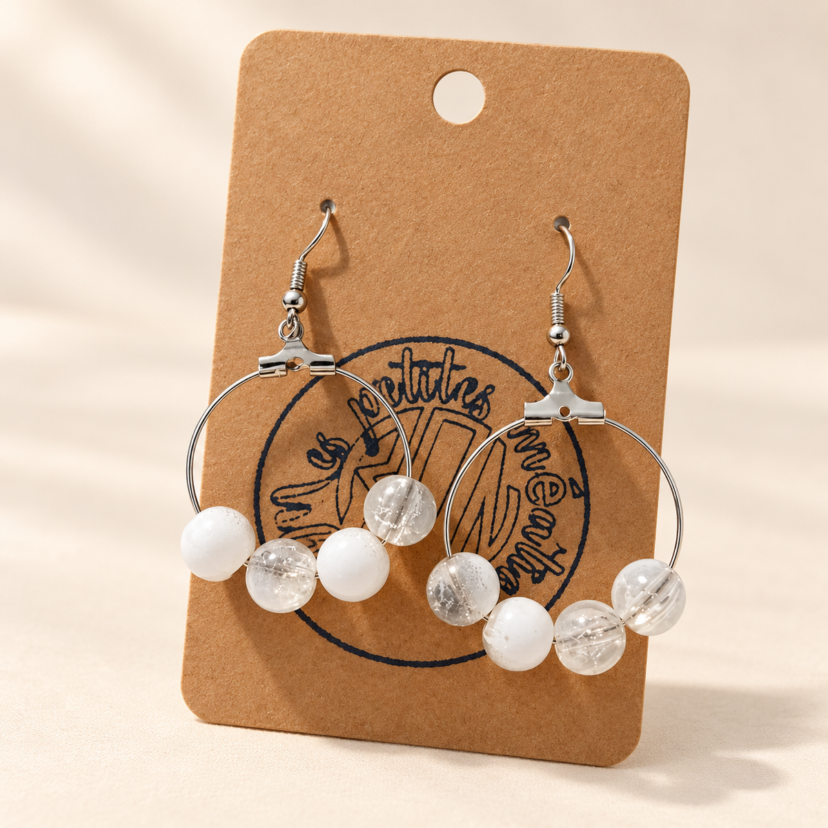 Boucles d'oreilles créoles avec perles blanches et transparentes