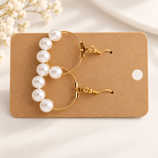 Boucles d'oreilles créoles dorées avec perles blanches