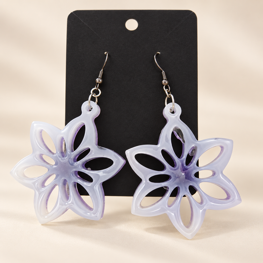 Boucles d'oreilles fleur lilas en résine