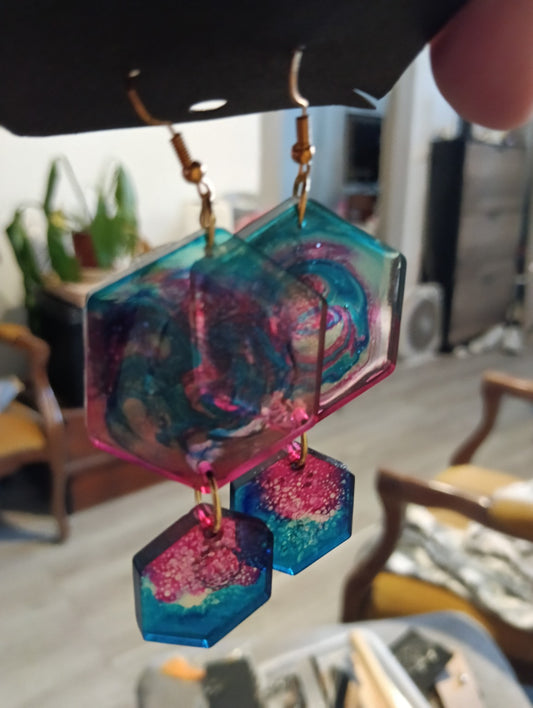 Boucles d’oreilles géométriques bleu et rose en résine