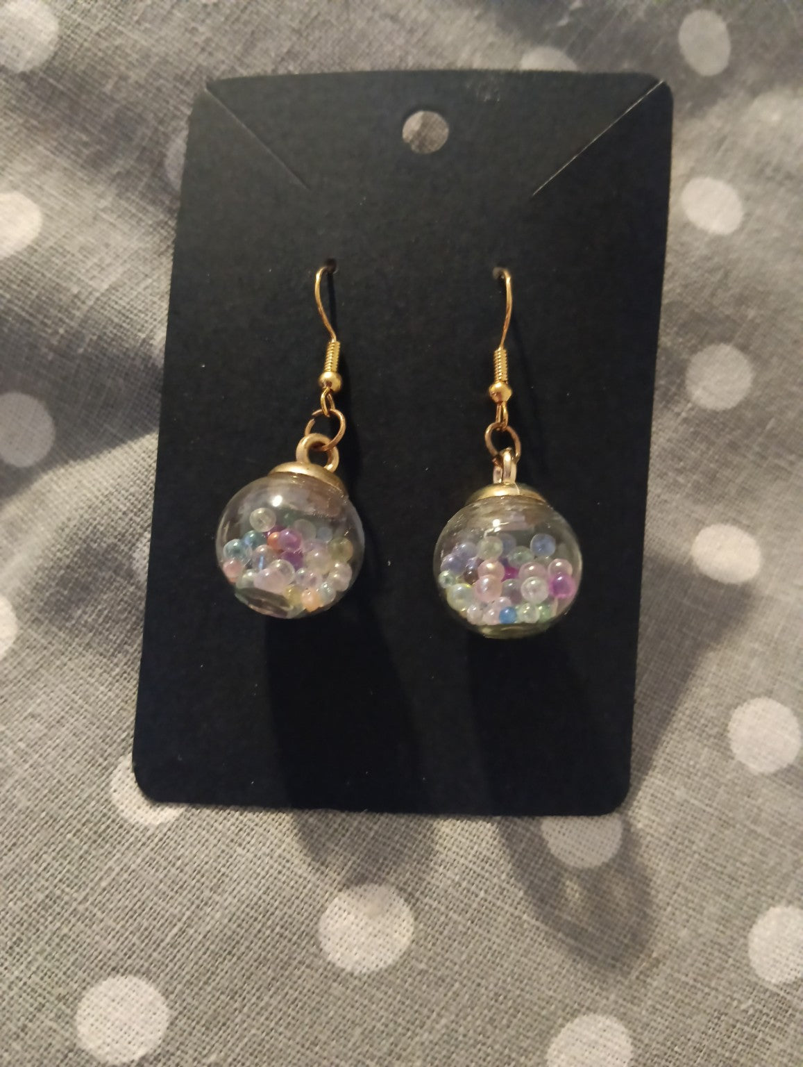 Boucles d’oreilles globes à perles pastel, vue alternative