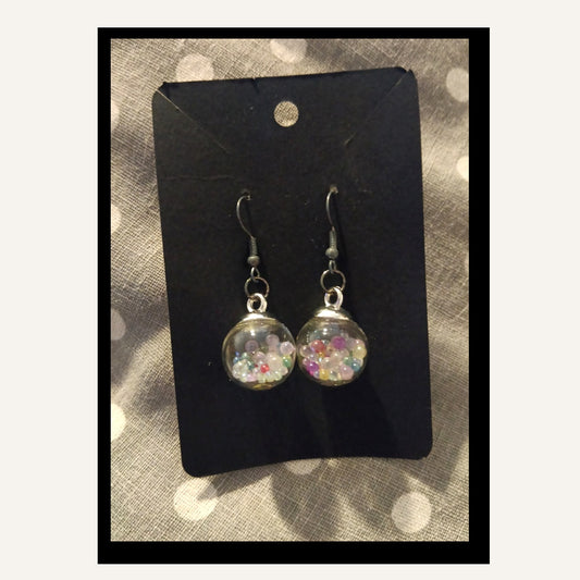 Boucles d’oreilles globes avec perles pastel