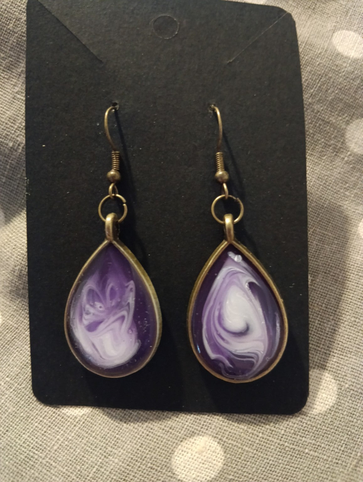 Boucles d’oreilles gouttes violettes marbrées