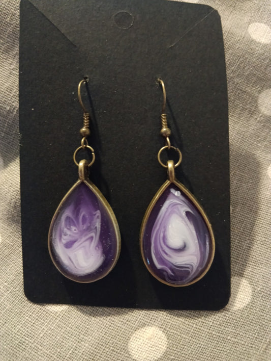 Boucles d’oreilles gouttes violettes marbrées