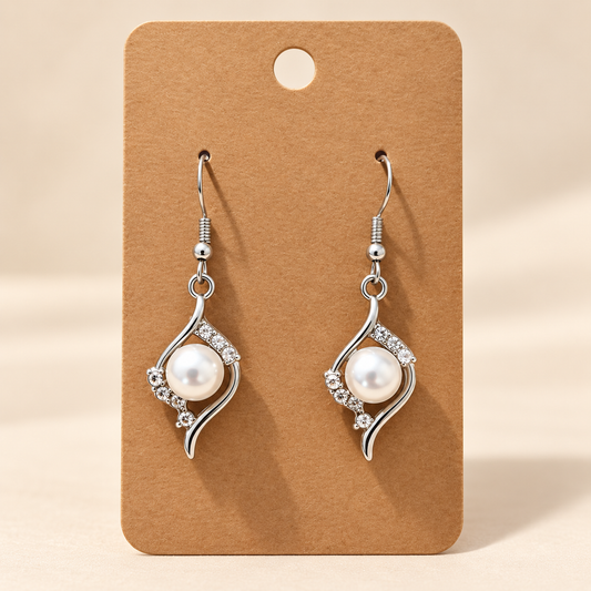 Boucles d'oreilles argentées avec perle blanche et strass