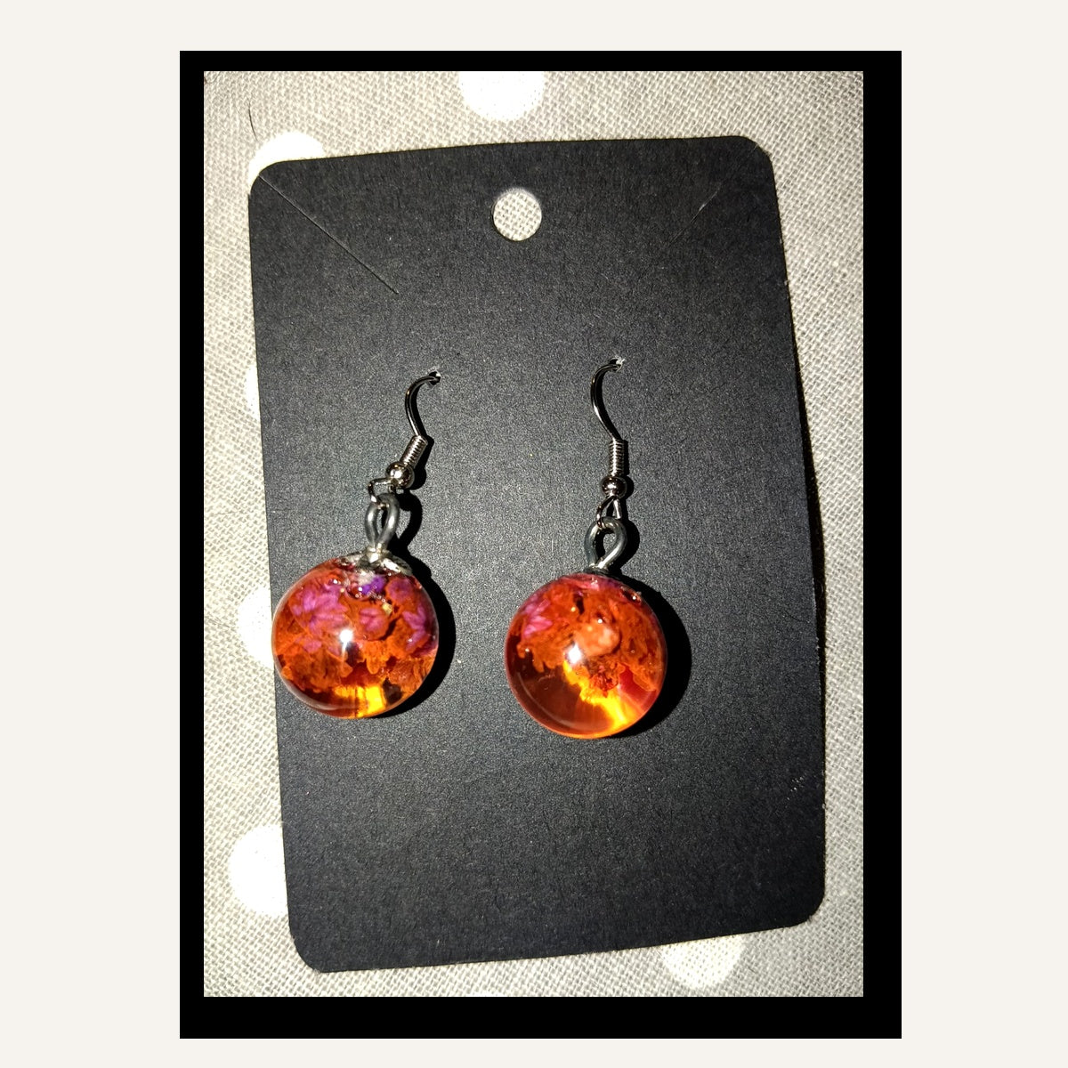 Boucles d’oreilles rondes orange en résine avec fleurs