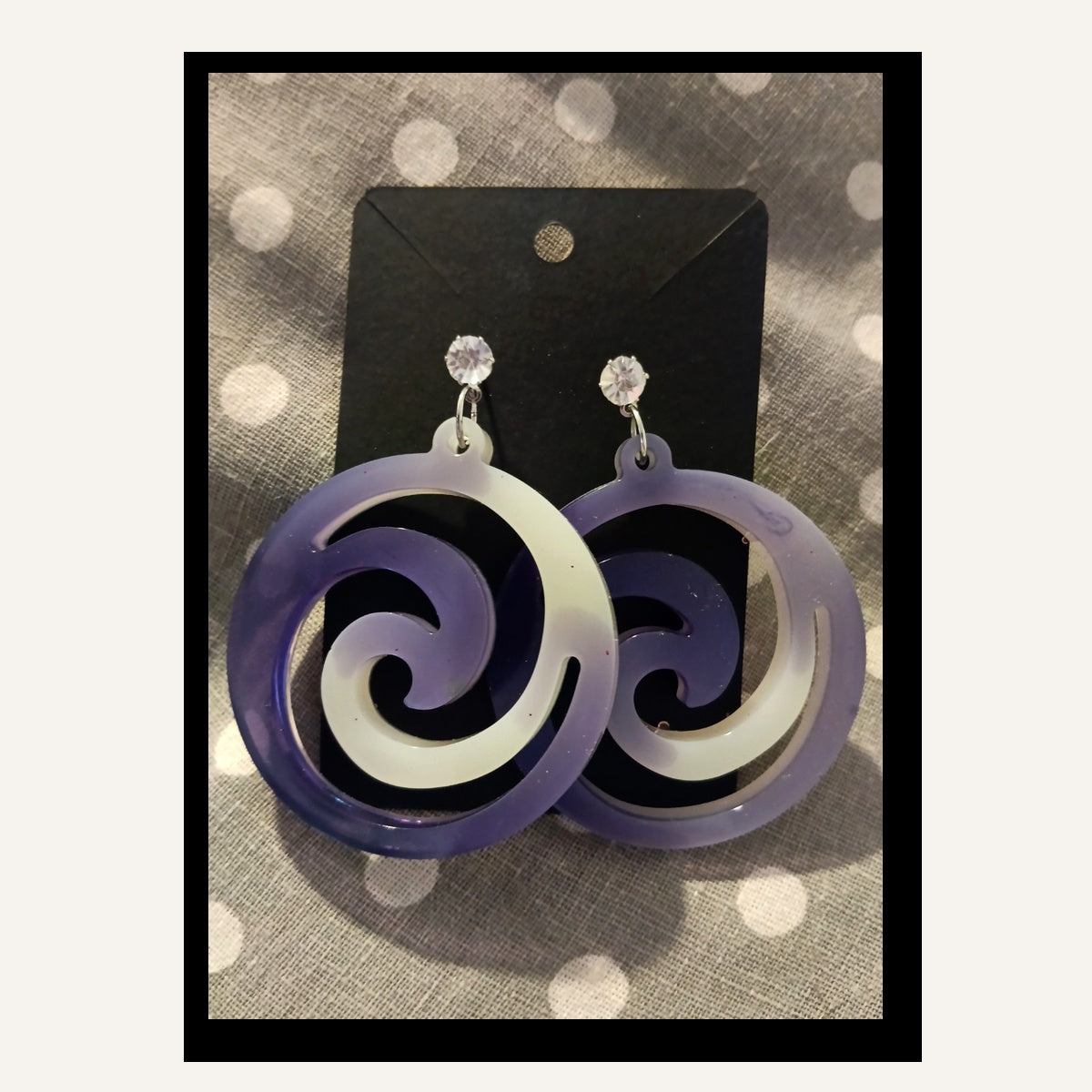 Boucles d’oreilles spirales violet et blanc en résine