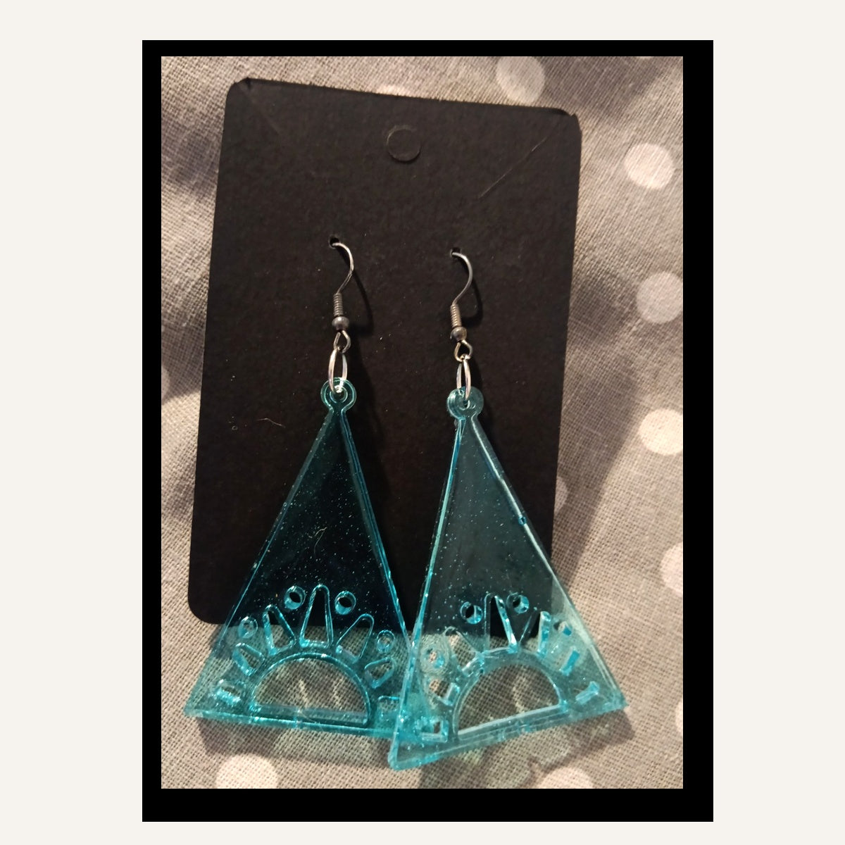Boucles d’oreilles triangles turquoise en résine