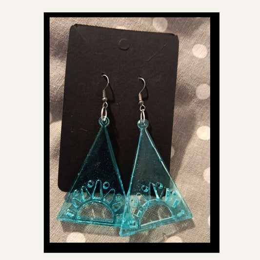 Boucles d’oreilles triangles turquoise en résine