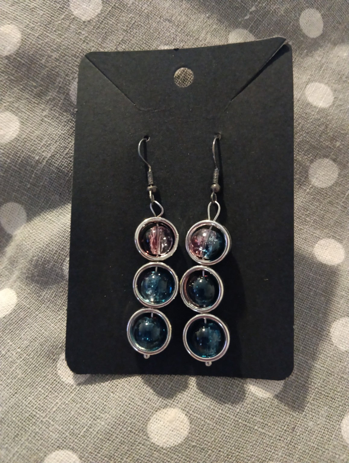 Boucles d’oreilles trois perles bleu et rose