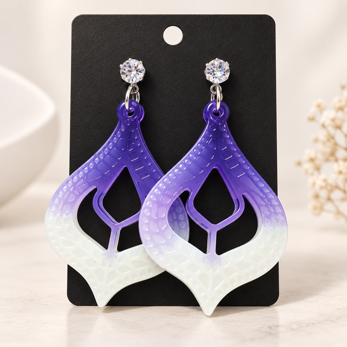Boucles d'oreilles violettes et blanches en résine texturée