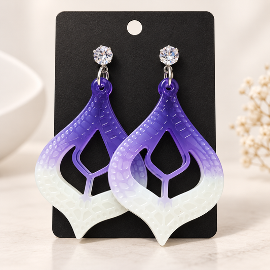 Boucles d'oreilles violettes et blanches en résine texturée