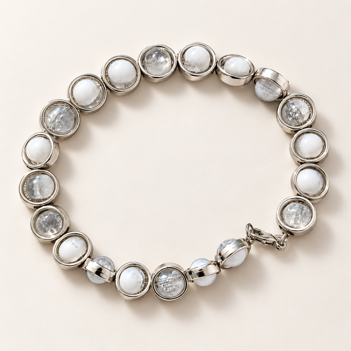 Bracelet argenté avec pierres blanches et transparentes