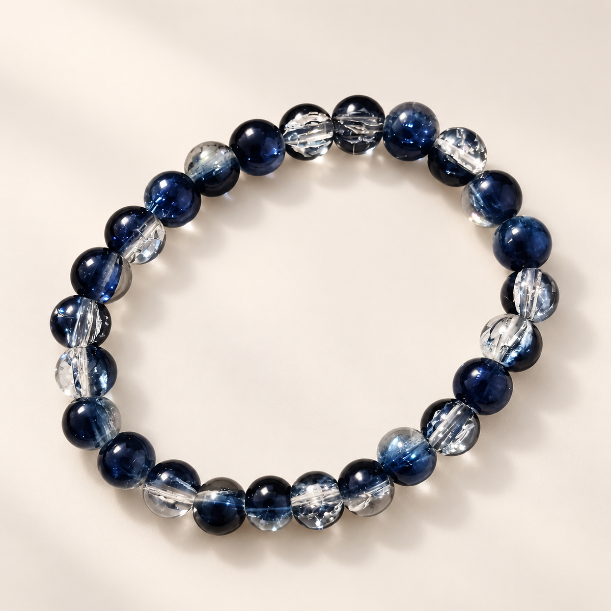 Bracelet en perles bleu indigo et transparentes