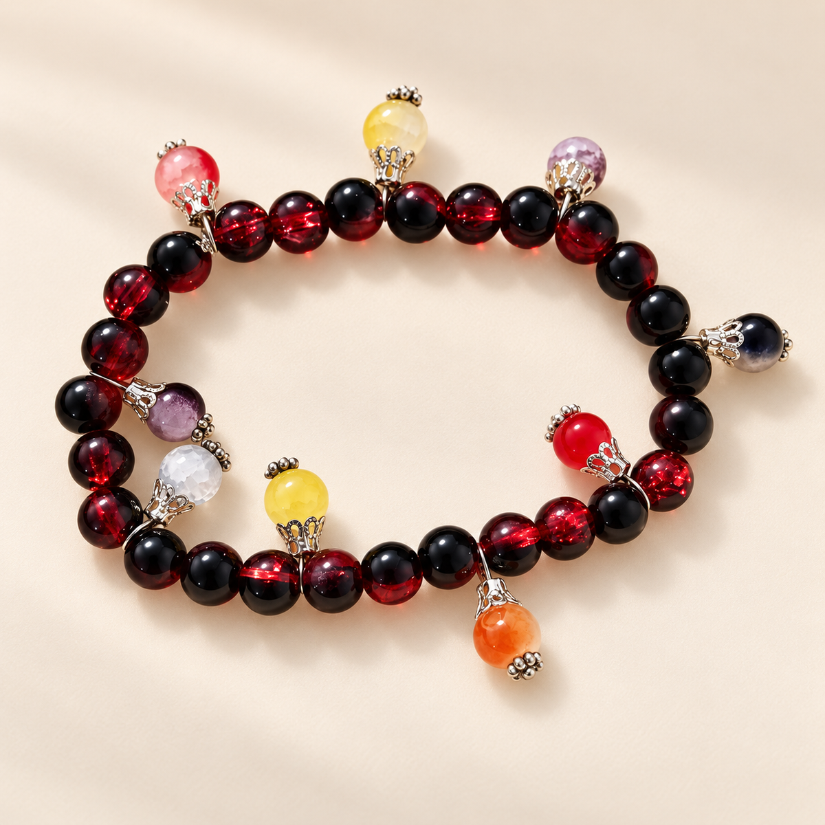 Bracelet en perles rouges et noires avec breloques colorées