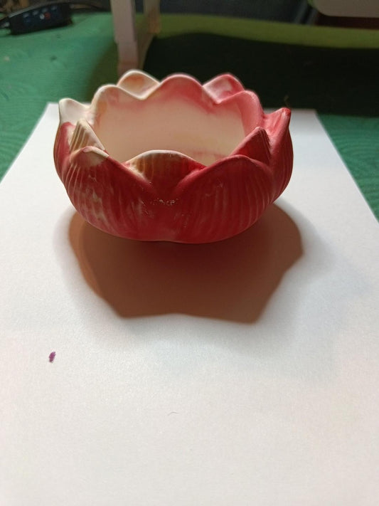 Coupelle fleur en jesmonite rouge et ivoire vue de profil