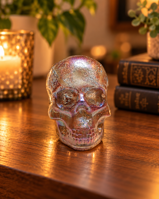 Petit crâne décoratif en résine époxy irisée, vue de face