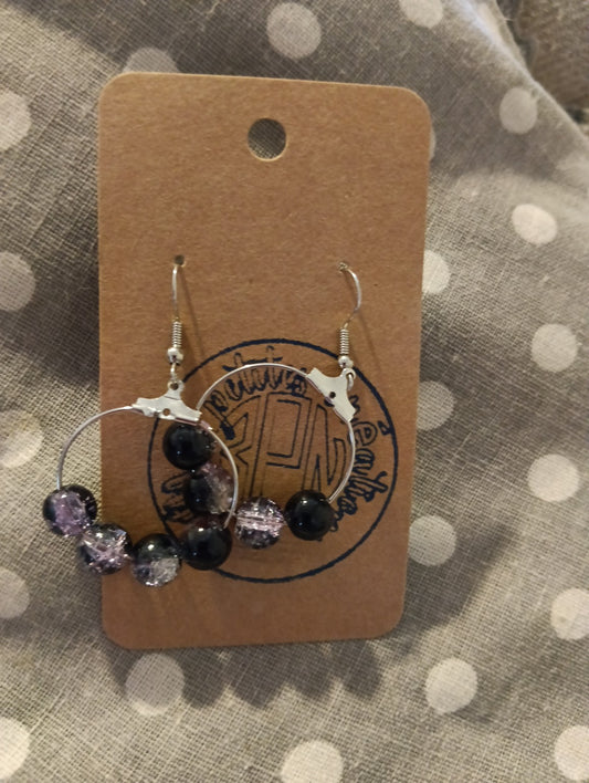 Boucles d’oreilles créoles à perles violet et noir
