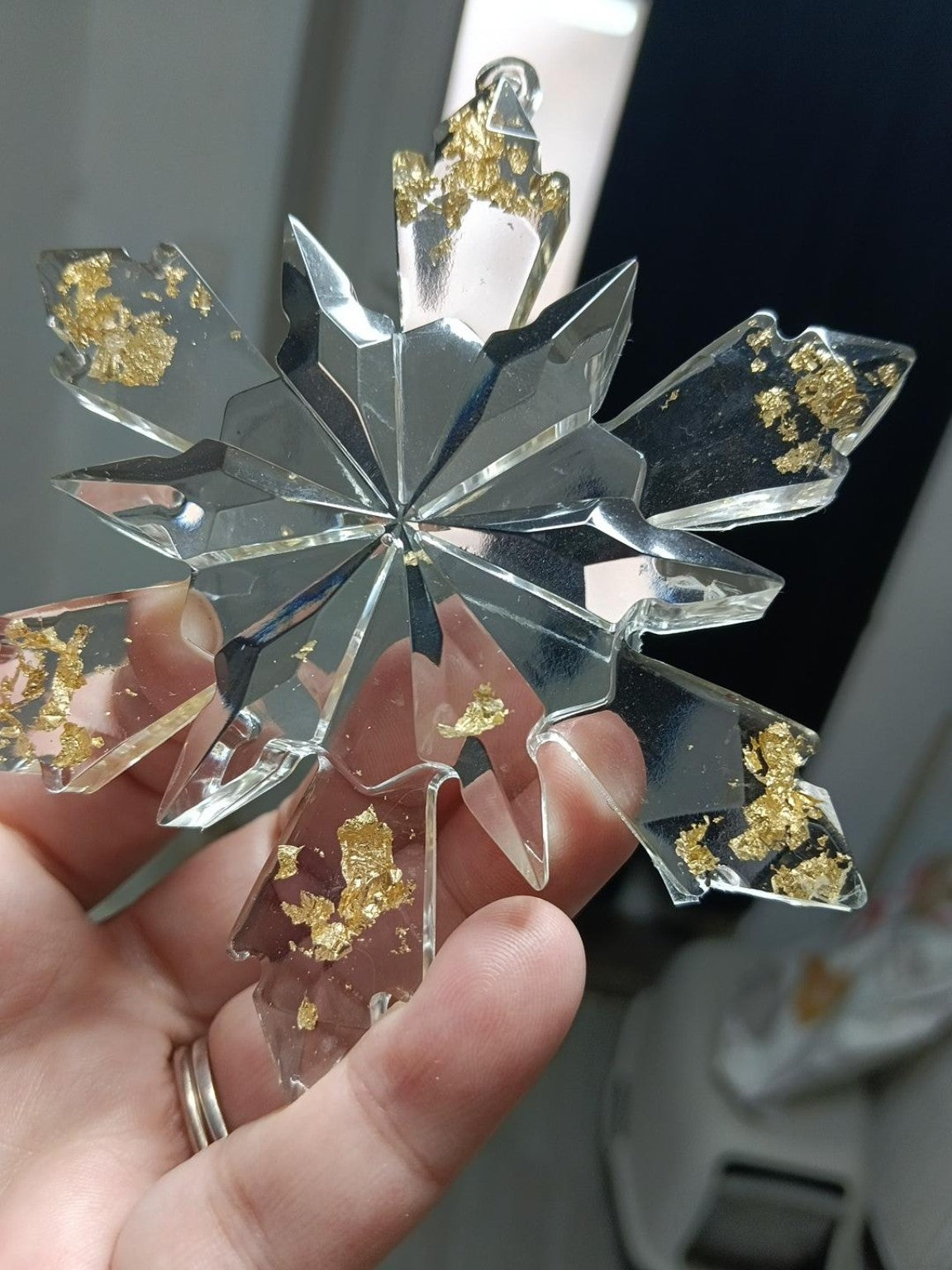 Flocon Éclats d’Or transparent avec feuilles dorées, fait main en résine époxy – 9,5 cm