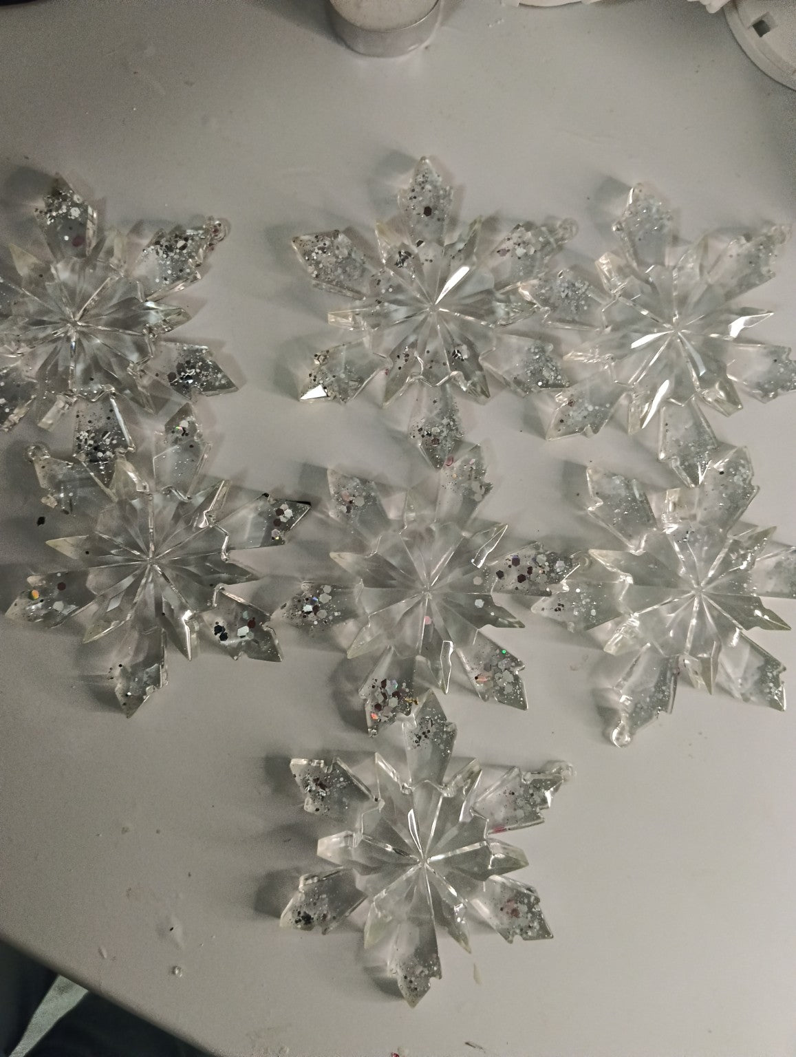 Sept flocons Cristal et Argent faits main avec paillettes argentées, 9,5 cm