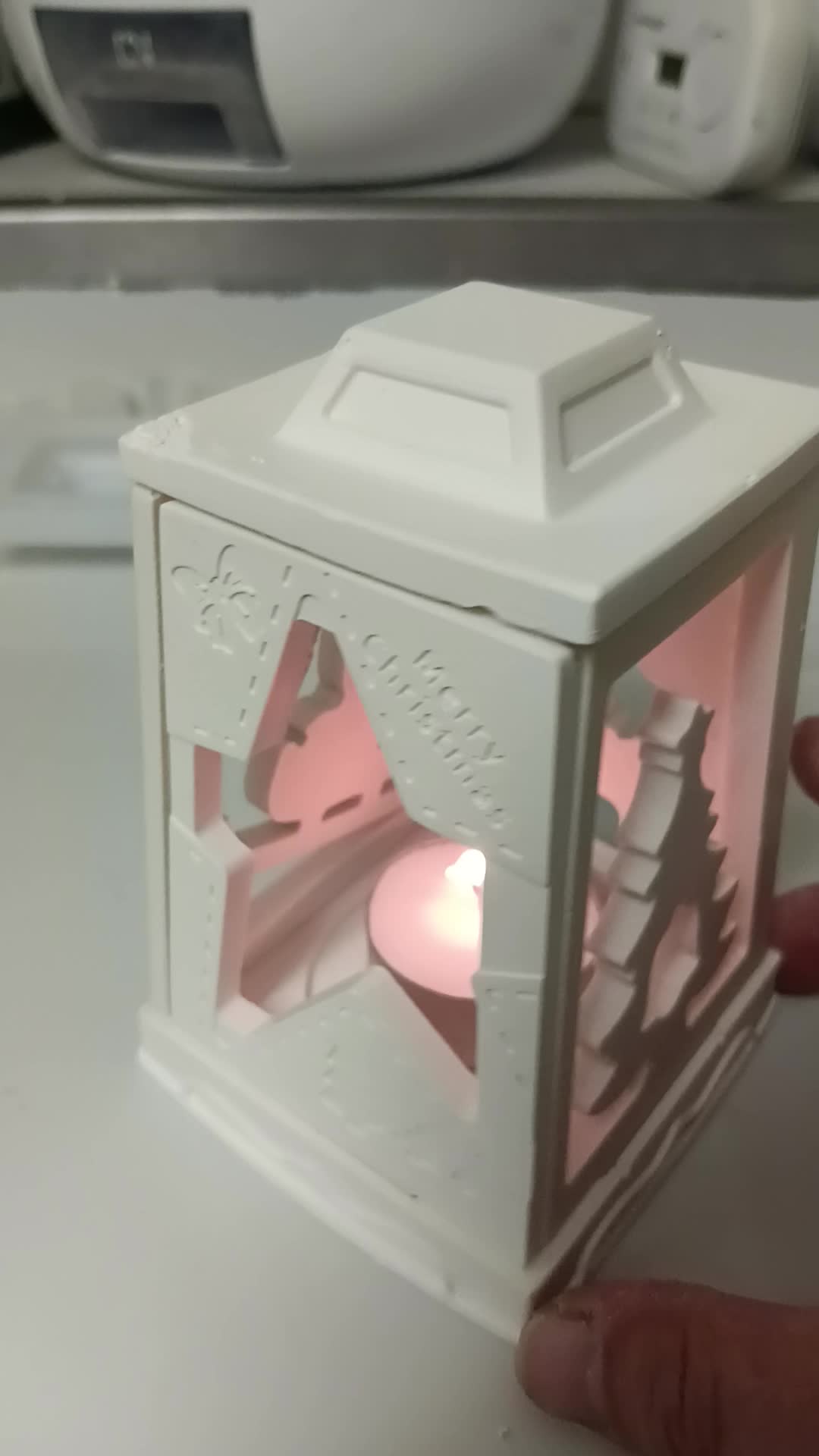 Lanterne de Noël blanche, vue d’angle avec panneaux interchangeables