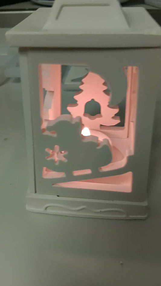 Lanterne de Noël blanche allumée, face sapin et traîneau