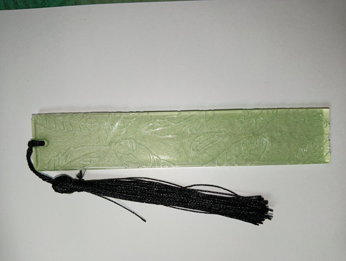 04 – Vert pastel nacré, pompon noir