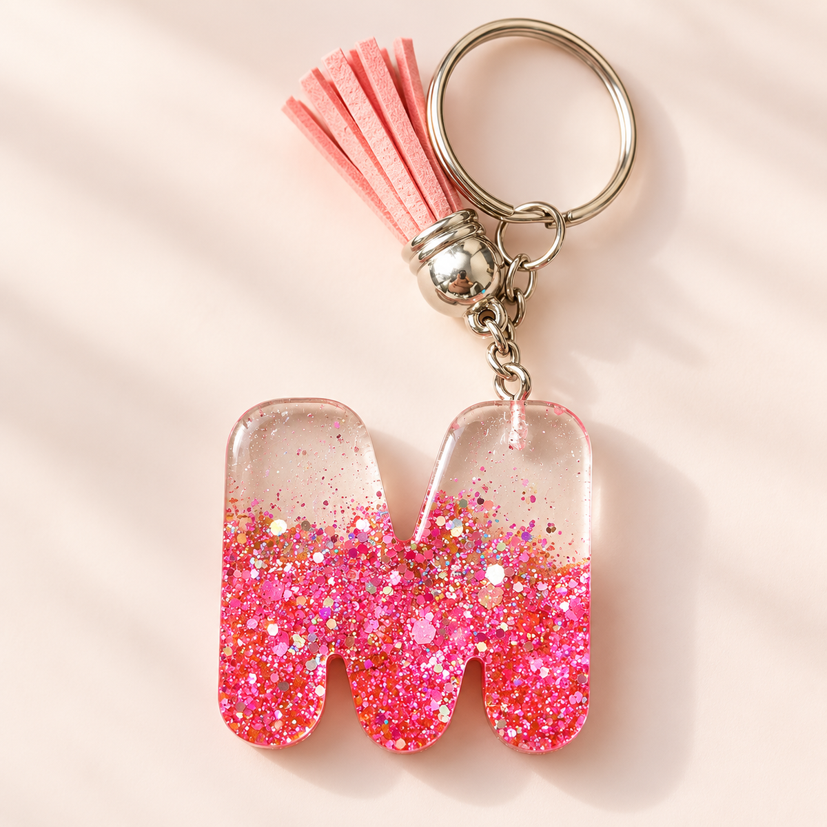 Porte-clés lettre W en résine époxy rose pailletée