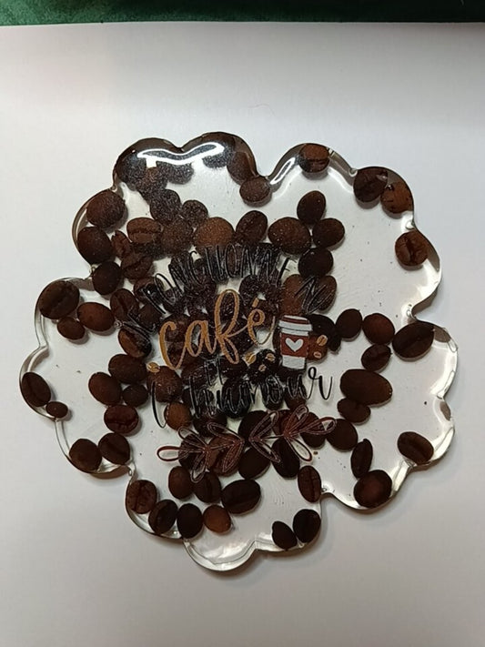 Sous-tasse forme fleur en résine transparente avec grains de café et motif café bonheur