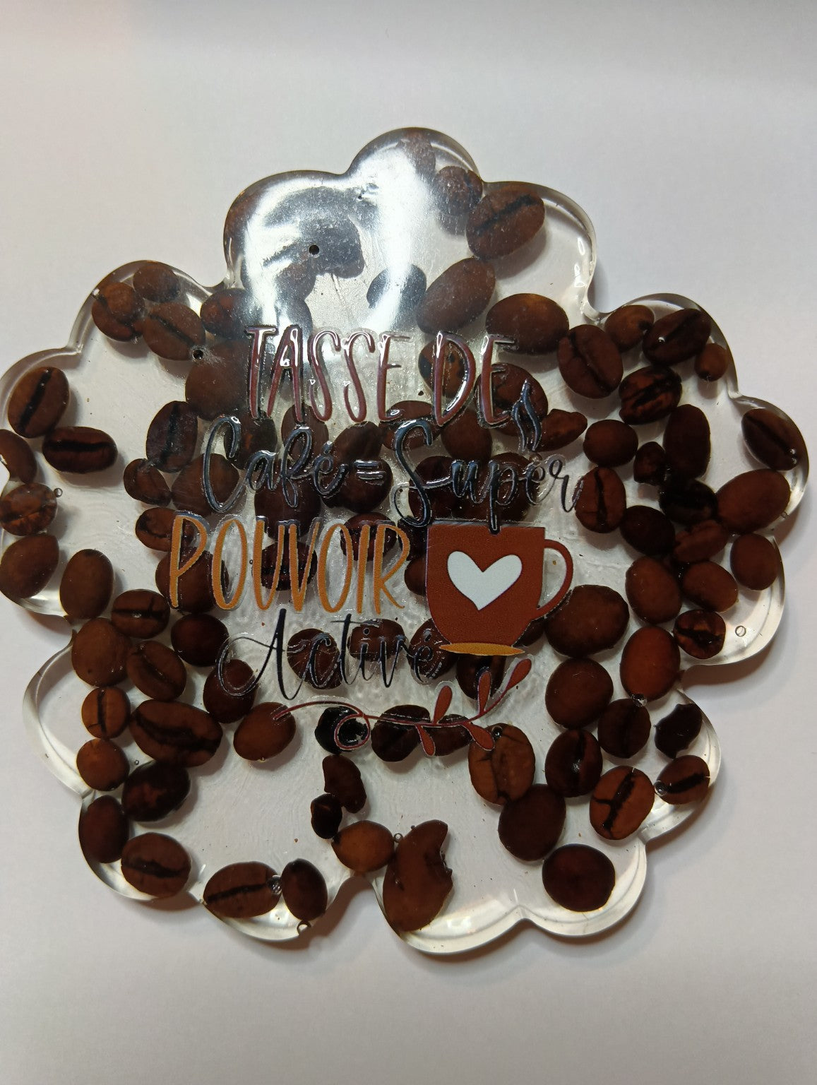 Sous-tasse forme fleur en résine transparente avec grains de café, texte tasse de café super pouvoir