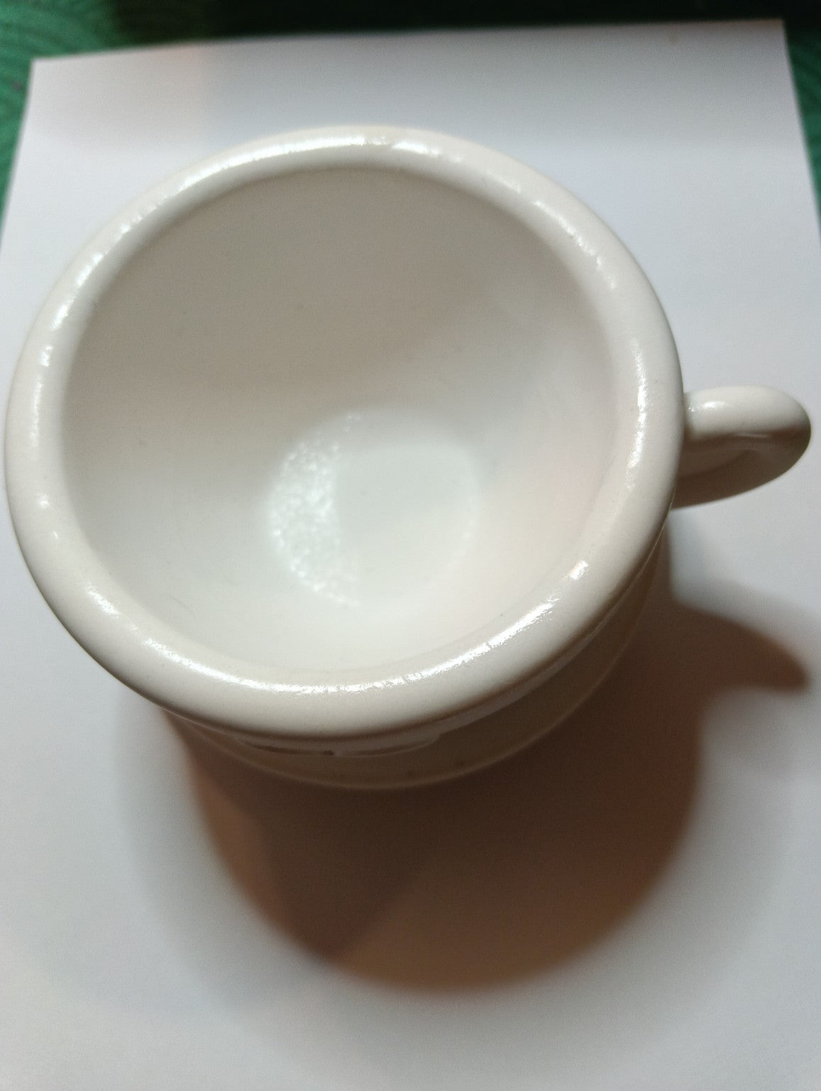 Tasse décorative blanche en jesmonite, vue du dessus
